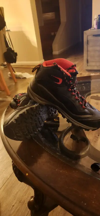 Botas negras de trekking - miniatura 1