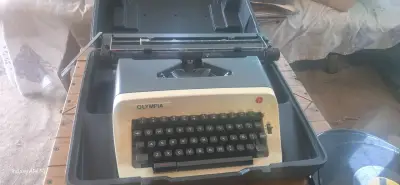 Máquina de escribir Olympia vintage - miniatura 1
