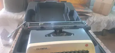 Máquina de escribir Olympia vintage - miniatura 2