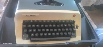 Máquina de escribir Olympia vintage - miniatura 3