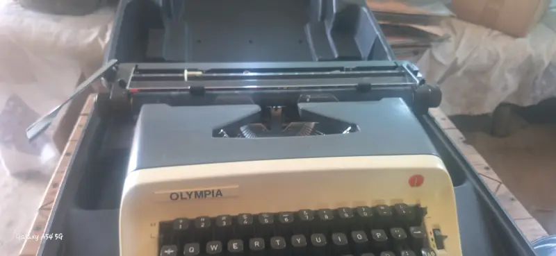 Máquina de escribir Olympia vintage - 4