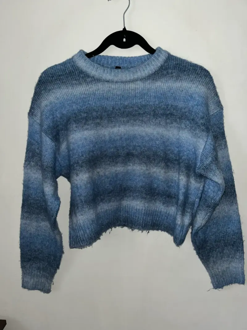 Suéter a rayas azul y gris