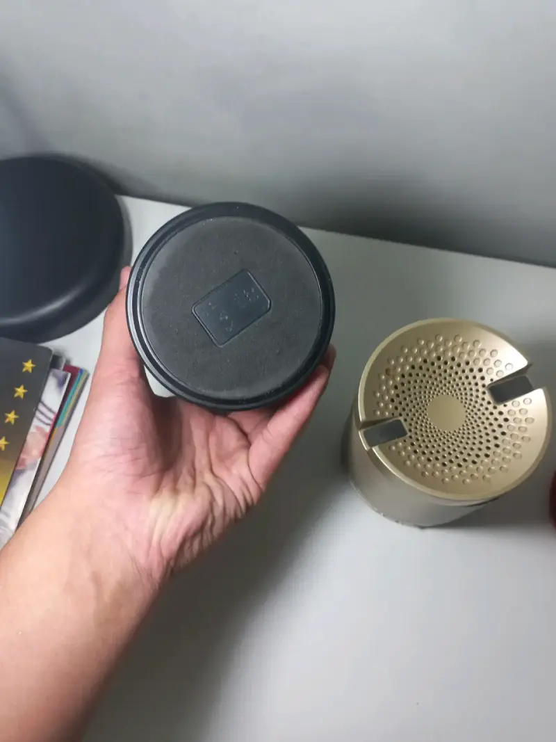 Parlante Bluetooth dorado portable - 1