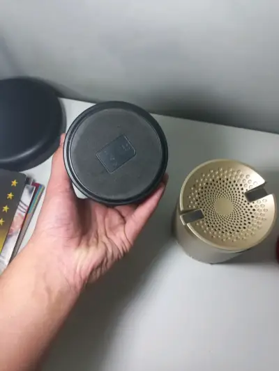 Parlante Bluetooth dorado portable - miniatura 1
