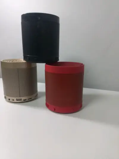 Parlante Bluetooth dorado portable - miniatura 3