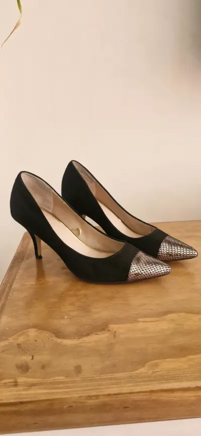 Tacones negros con punta brillante - miniatura 1