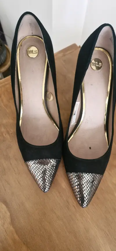 Tacones negros con punta brillante - miniatura 2