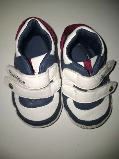 Zapatitos azul y blanco para bebé - miniatura 1