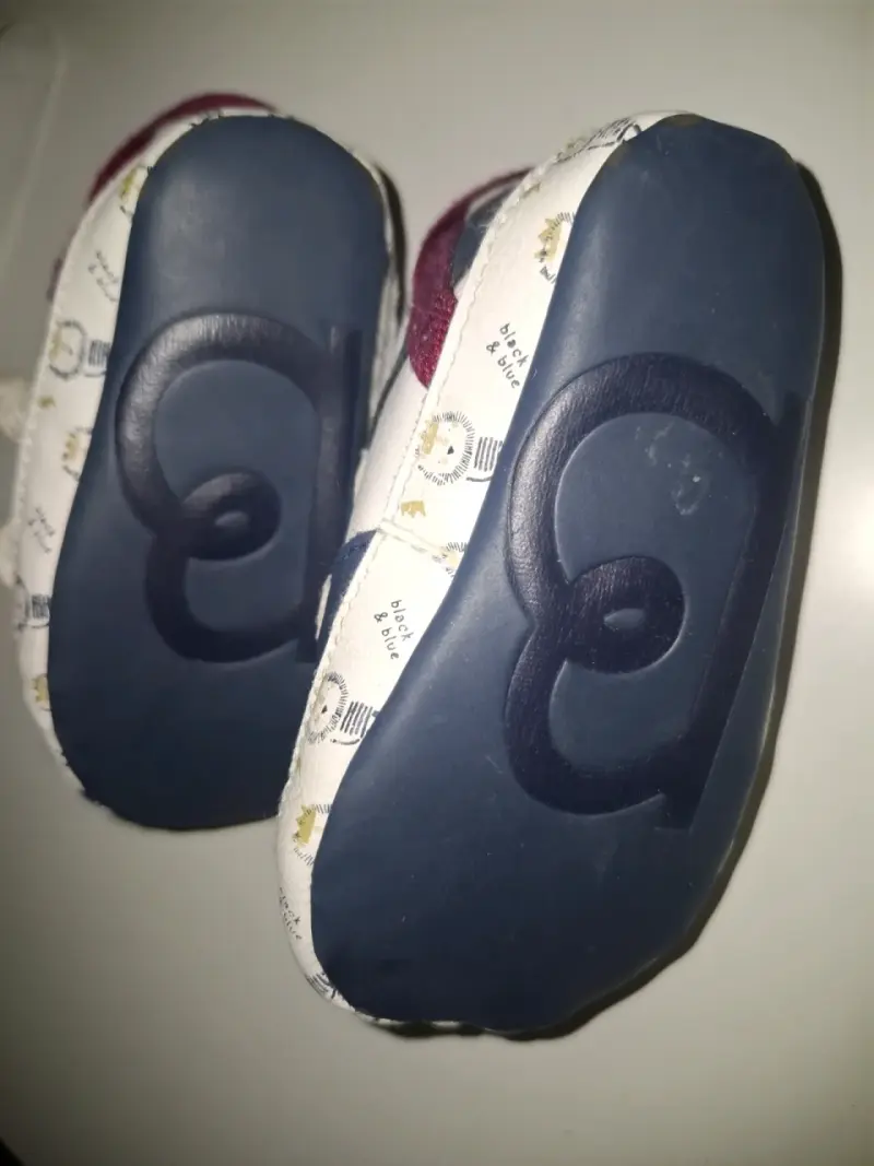 Zapatitos azul y blanco para bebé - 2