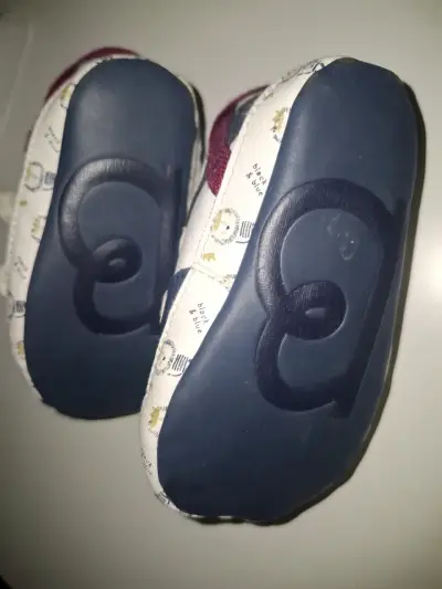Zapatitos azul y blanco para bebé - miniatura 2