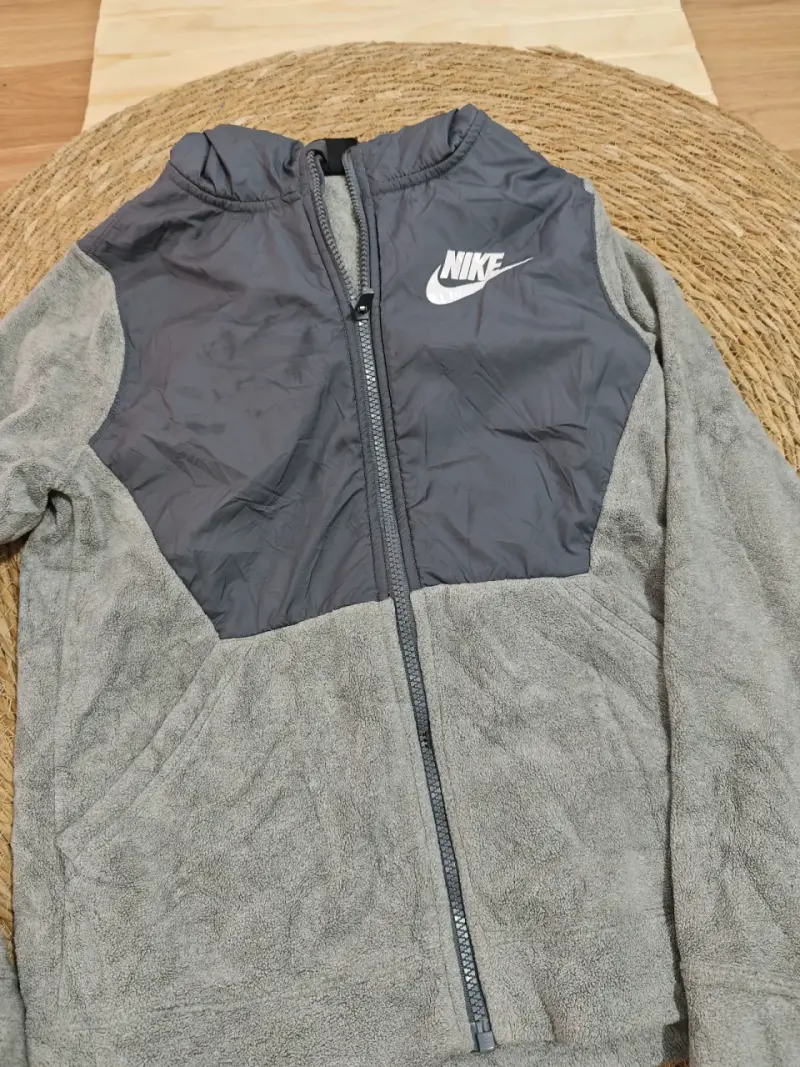 Chaqueta Nike gris con capucha - 2