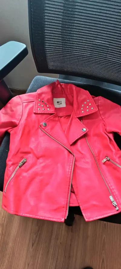 Chaqueta biker roja con tachas - miniatura 1
