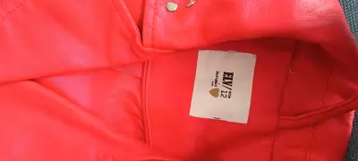 Chaqueta biker roja con tachas - miniatura 2