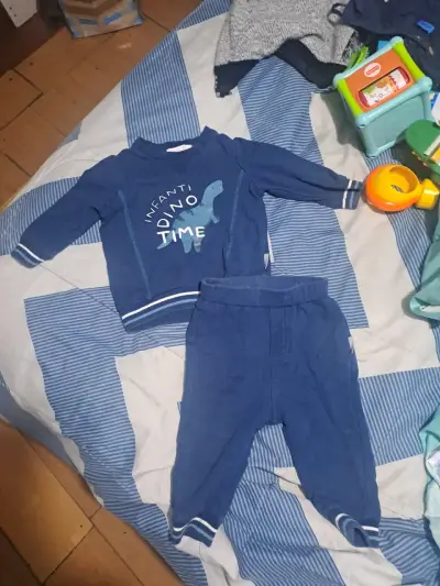 Conjunto bebé azul con dinosaurio - miniatura 1