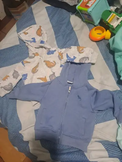 Conjunto bebé azul con dinosaurio - miniatura 6