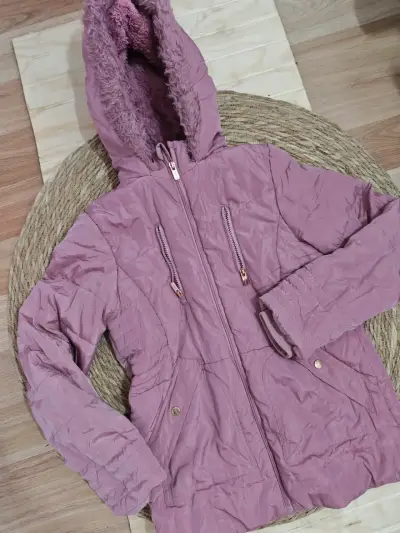 Chaqueta rosada con capucha - miniatura 2