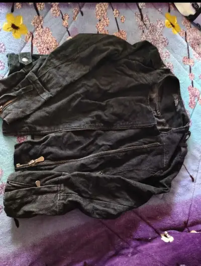 Chaqueta negra con cierre - miniatura 1