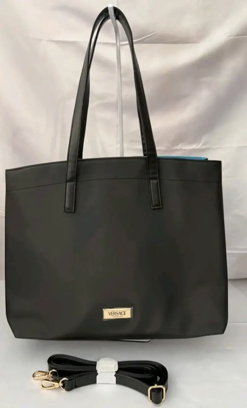 Bolso negro Versace moderno