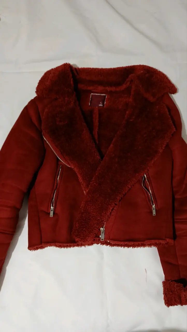 Chaqueta roja con chiporro y chaqueta café - 1