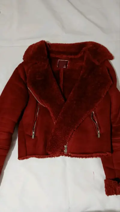 Chaqueta roja con chiporro y chaqueta café - miniatura 1