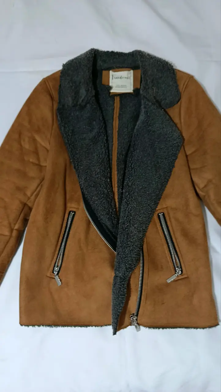 Chaqueta roja con chiporro y chaqueta café - 2