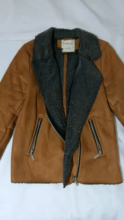 Chaqueta roja con chiporro y chaqueta café - miniatura 2