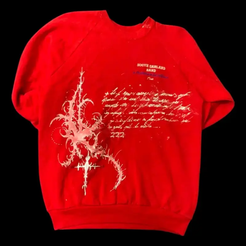 Polerón rojo con diseño gráfico - 1