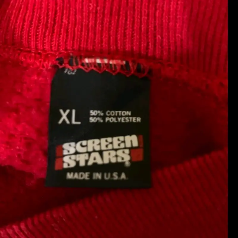 Polerón rojo con diseño gráfico - 3