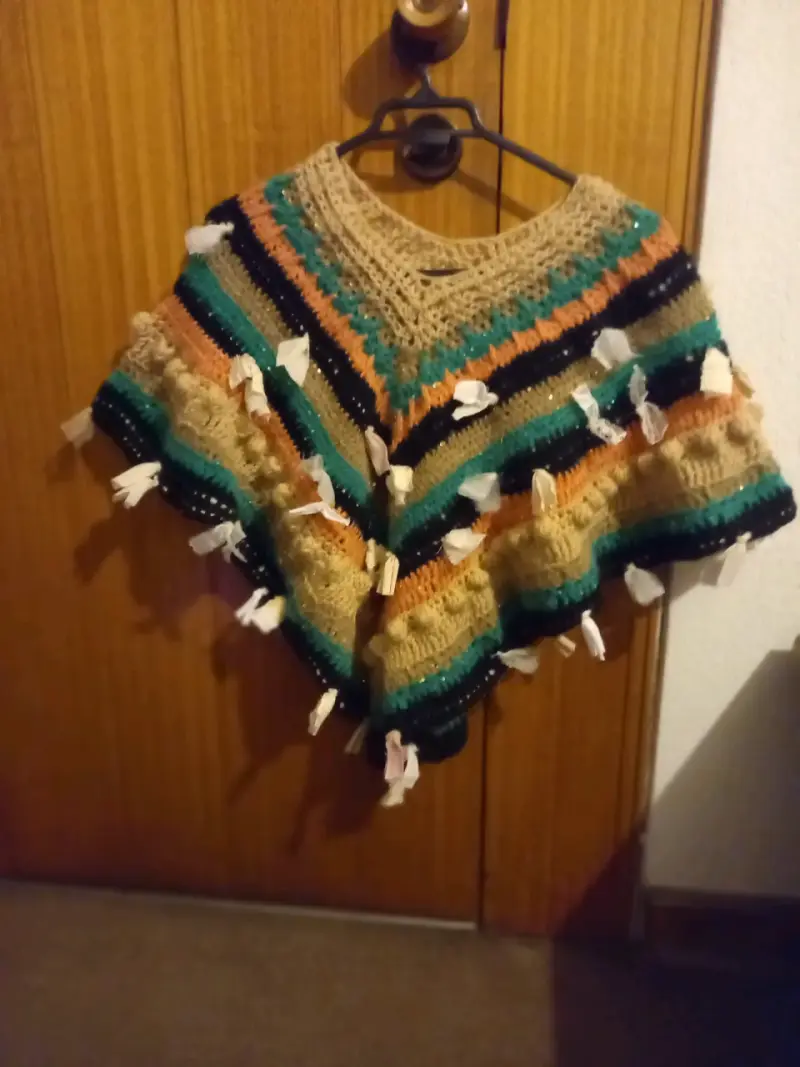 Poncho tejido a crochet otoñal