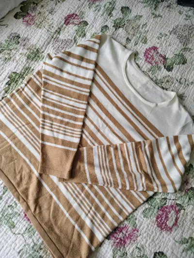 Suéter a rayas beige y blanco - miniatura 2