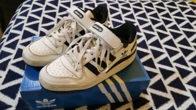 Zapatillas Adidas blancas con velcro - miniatura 2