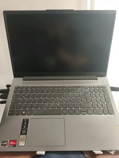 Laptop Lenovo gris - miniatura 1