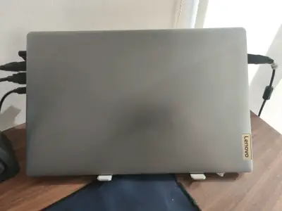 Laptop Lenovo gris - miniatura 3
