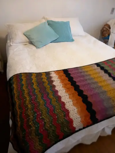 Pie de cama multicolor tejido a mano - miniatura 1