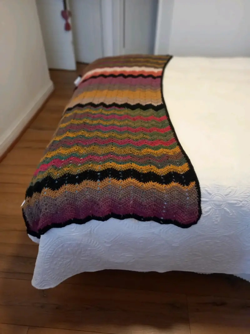 Pie de cama multicolor tejido a mano - 2