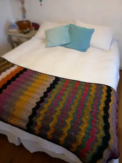 Pie de cama multicolor tejido a mano - miniatura 3