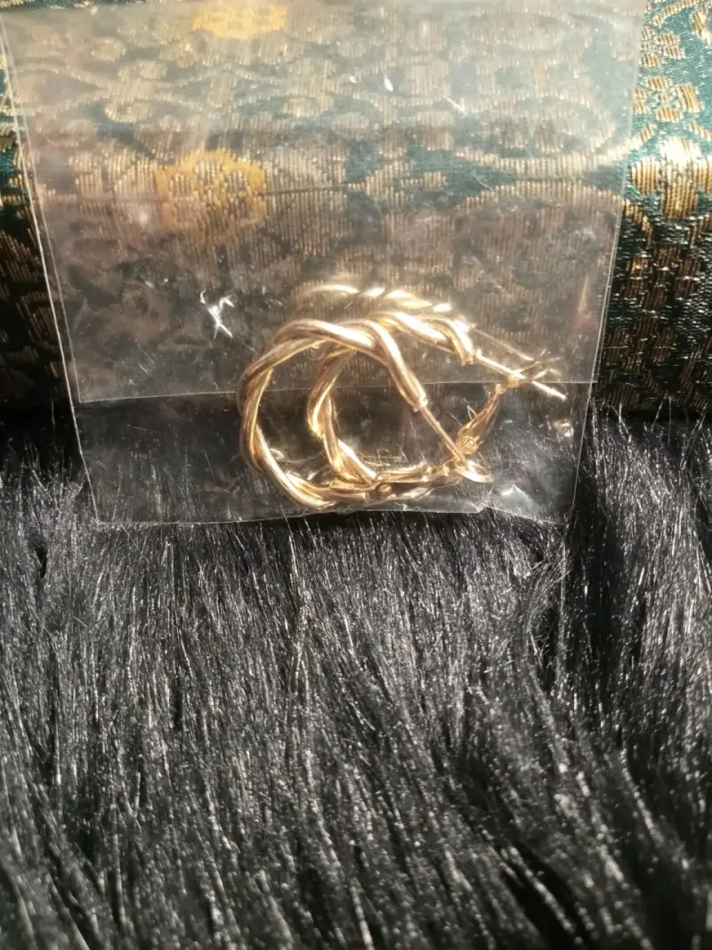Aros dorados en espiral