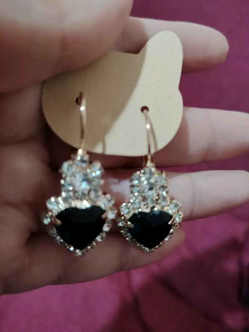 Aros dorados con corazón negro