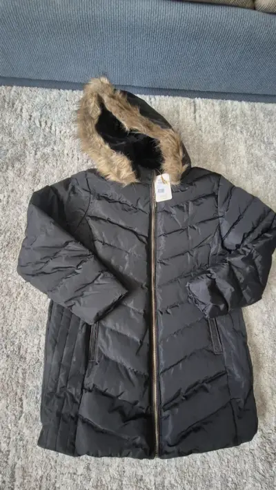 Parka negra con capucha de tipo piel - miniatura 1