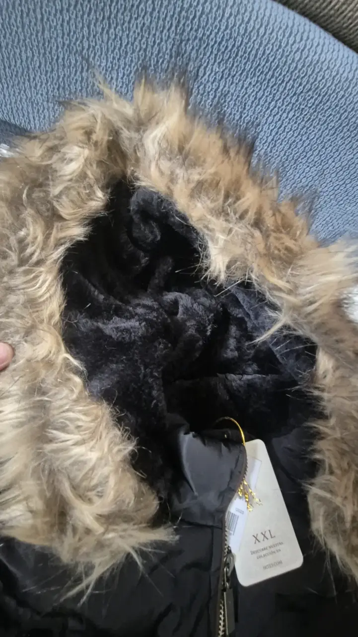 Parka negra con capucha de tipo piel - 2
