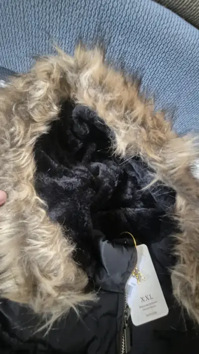Parka negra con capucha de tipo piel - miniatura 2