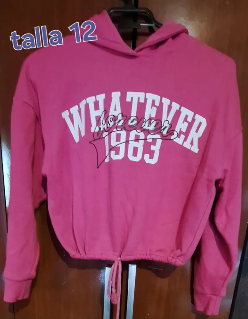 Polerón fucsia con capucha
