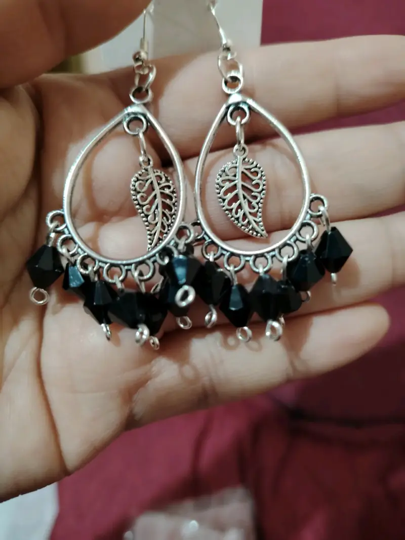 Aros colgantes con hojas y cuentas