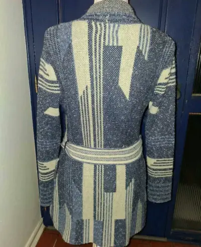 Cardigan azul con cinturón - miniatura 3