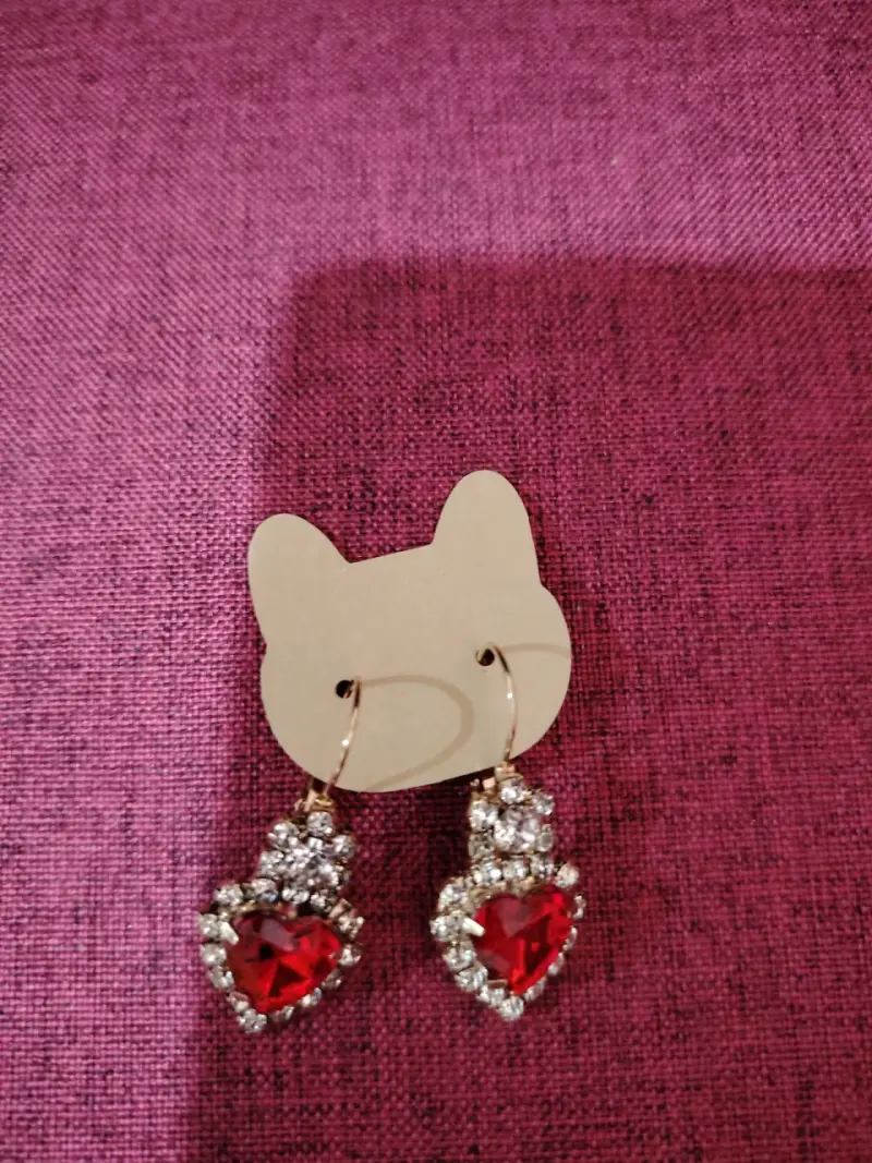Aros colgantes de corazón rojo