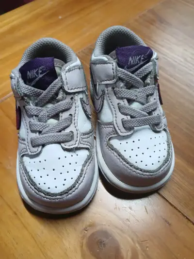 Zapatillas blancas con morado Nike Dunk Low - miniatura 2