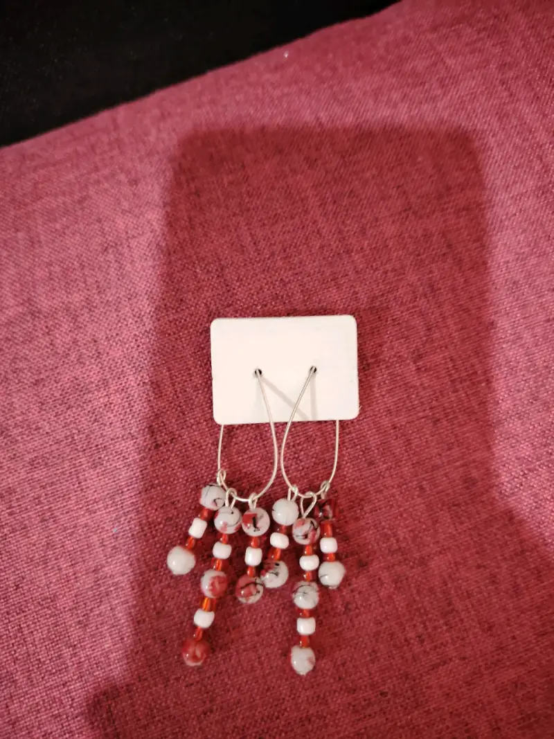 Aros colgantes con cuentas rojas