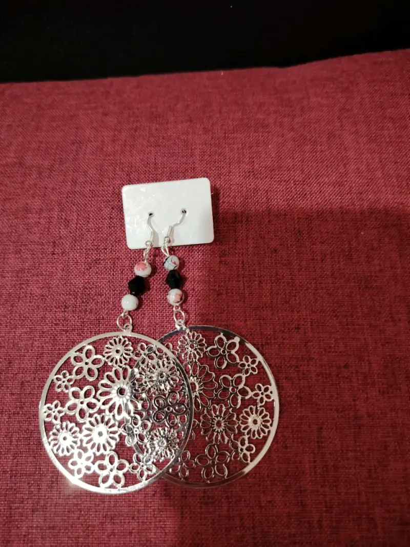 Aros colgantes plateados con diseño floral