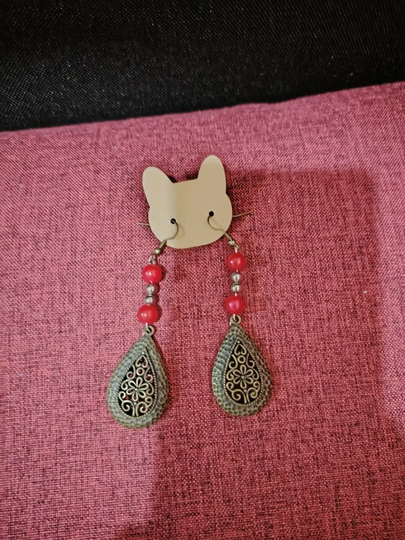 Aros colgantes con detalle rojo