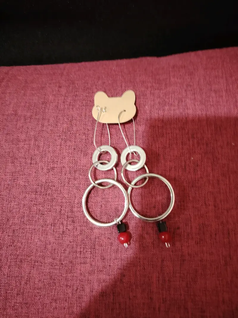 Aros colgantes con círculos plateados